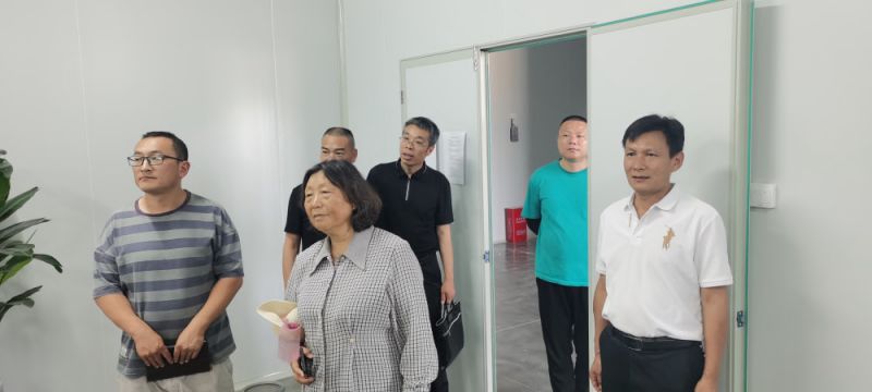 市農(nóng)業(yè)農(nóng)村局梁局長(zhǎng)、產(chǎn)業(yè)科長(zhǎng)戴禮